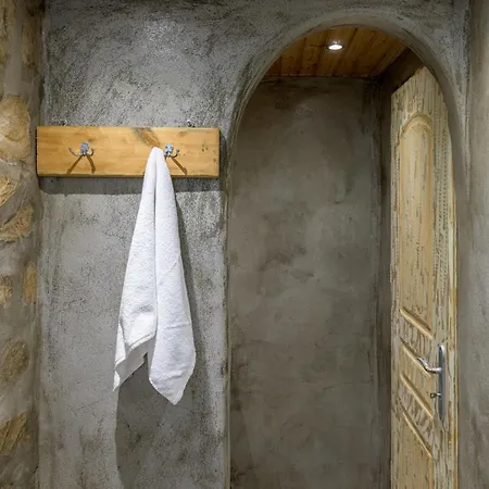 Anerousses 3* Adamantas (Milos)