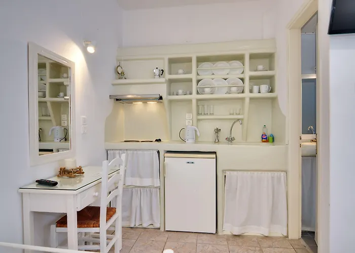 Anerousses 3* Adamantas (Milos)