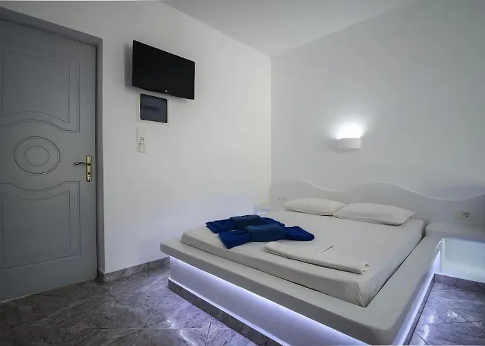 Anerousses Hotel Adamantas (Milos)