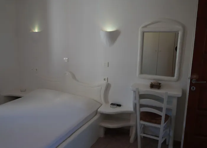 Anerousses 3* Adamantas (Milos)