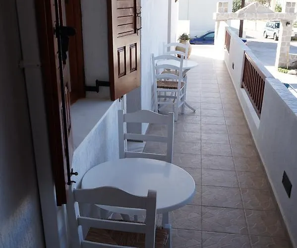 Anerousses 3* Adamantas (Milos)